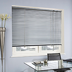 Горизонтальные жалюзи для перекрытия оконного проема целиком